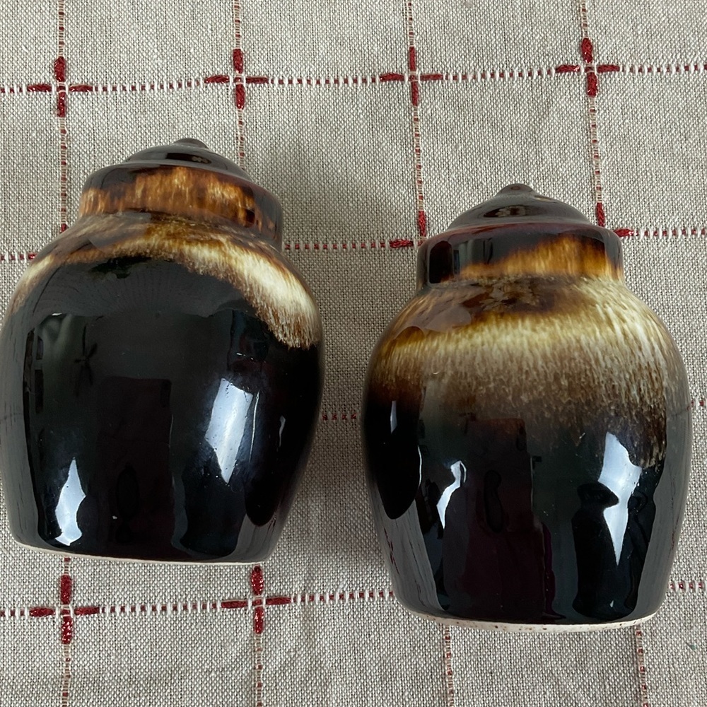 Vintage Pfaltzgraff Gourmet Brown Drip Salt & Pepper Shakers Original Plugs - Picture 3 of 5